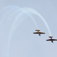 Aeronautic Show 2011 - 2 avioane Extra 300L in acrobatie